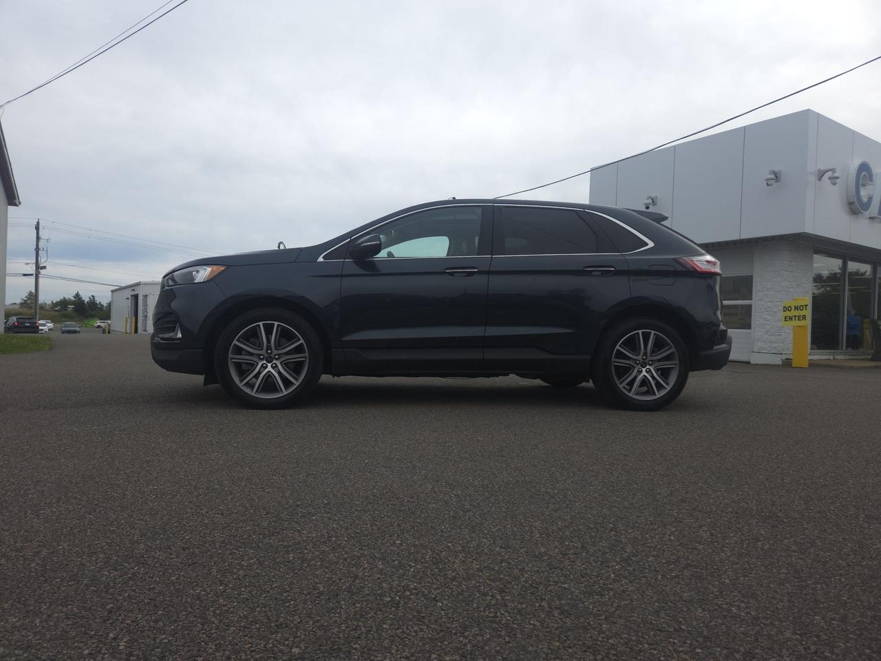 2022 Ford Edge TITANIUM AWD W/NEW FRONT PADS AND ROTORS! Photo2