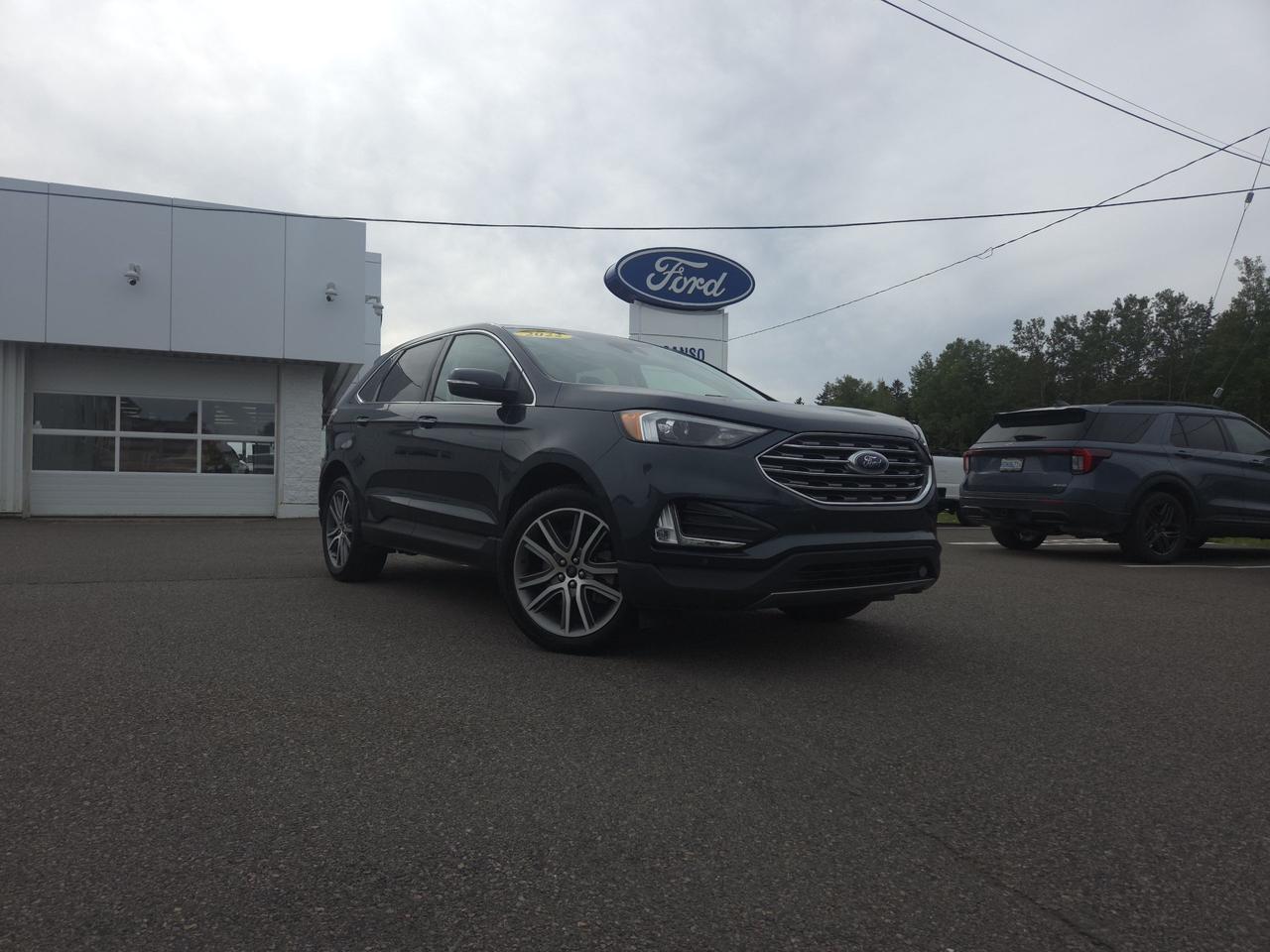  2022 Ford Edge Titanium AWD   