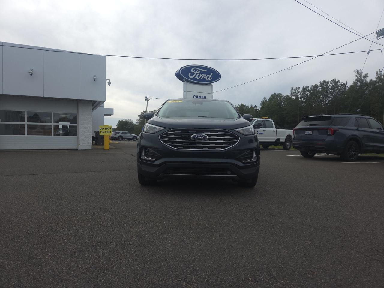 2022 Ford Edge TITANIUM AWD W/NEW FRONT PADS AND ROTORS! Photo1
