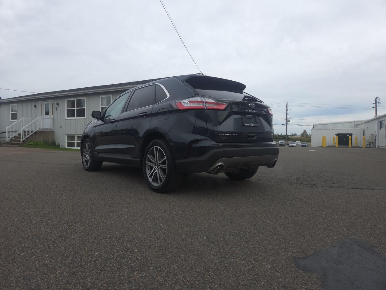 2022 Ford Edge TITANIUM AWD W/NEW FRONT PADS AND ROTORS! Photo3