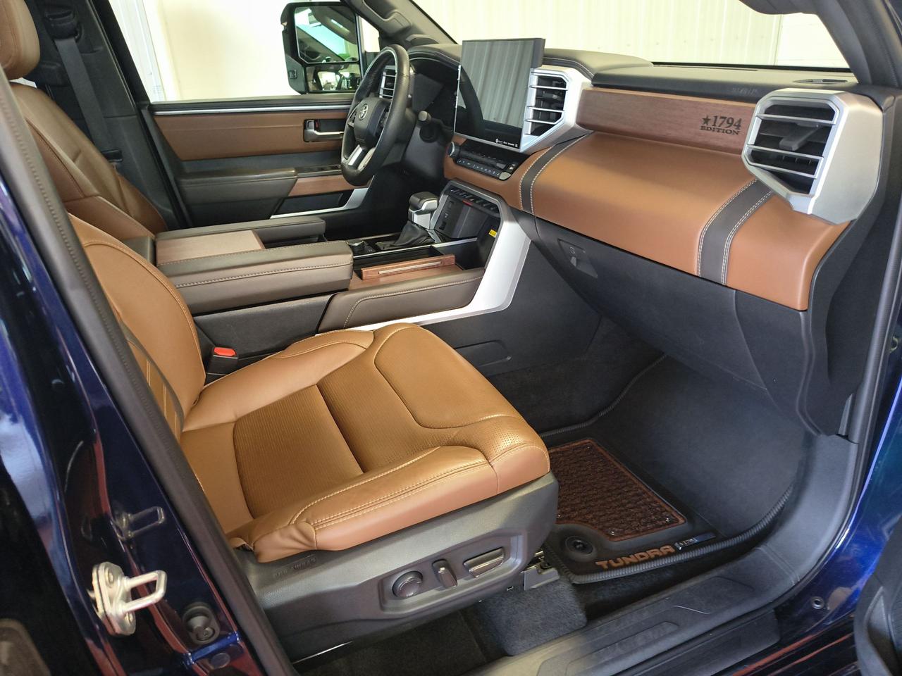 2023 Toyota Tundra Platinum Photo0