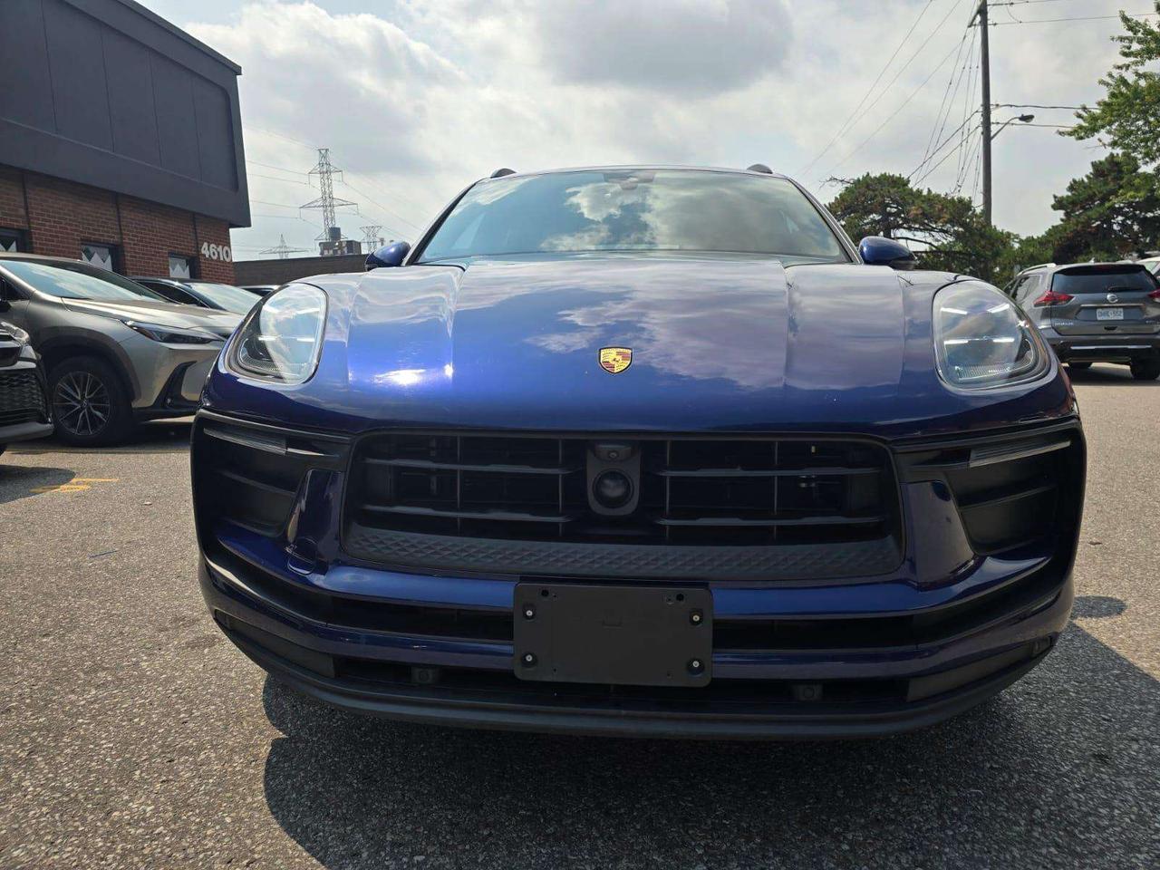 2023 Porsche Macan AWD Photo2