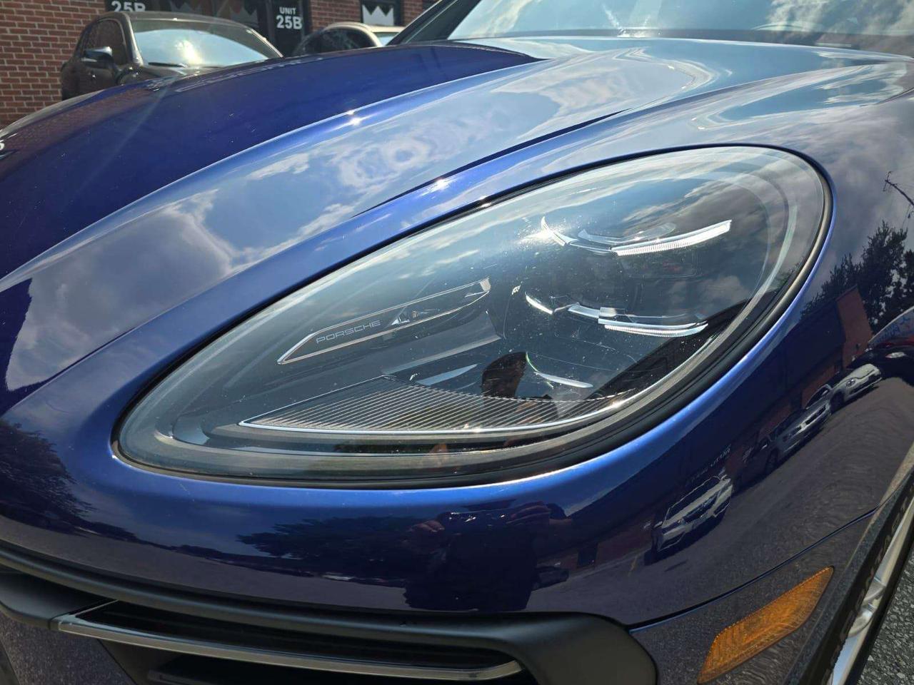 2023 Porsche Macan AWD Photo1