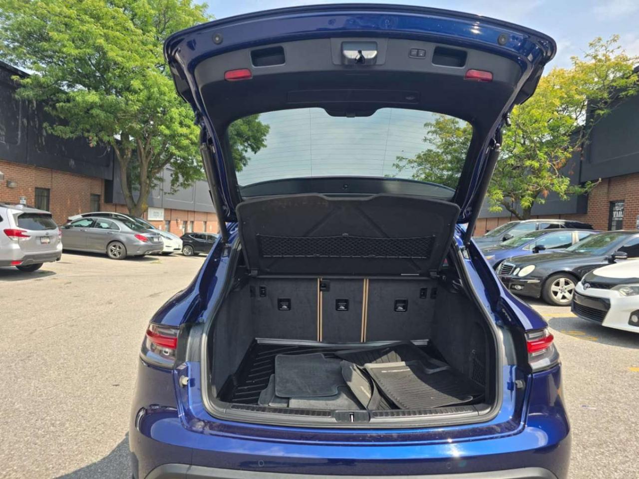 2023 Porsche Macan AWD Photo
