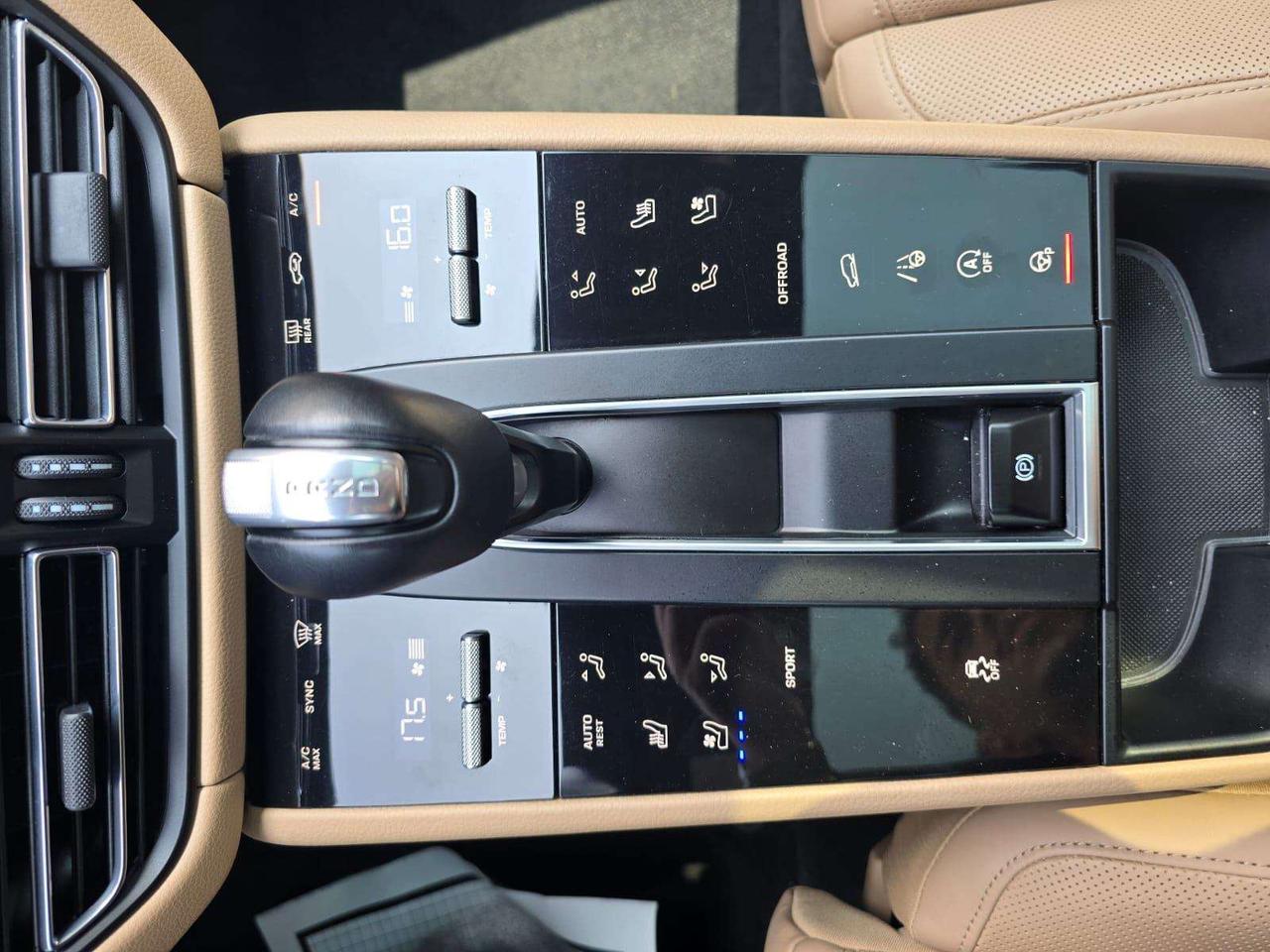 2023 Porsche Macan AWD Photo