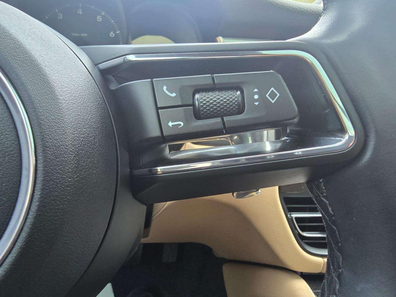2023 Porsche Macan AWD Photo