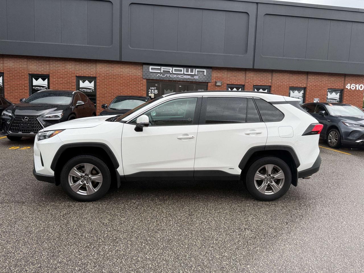 2025 Toyota RAV4 Hybrid XLE AWD, ONE OWNER, ACCIDENT FREE Photo3