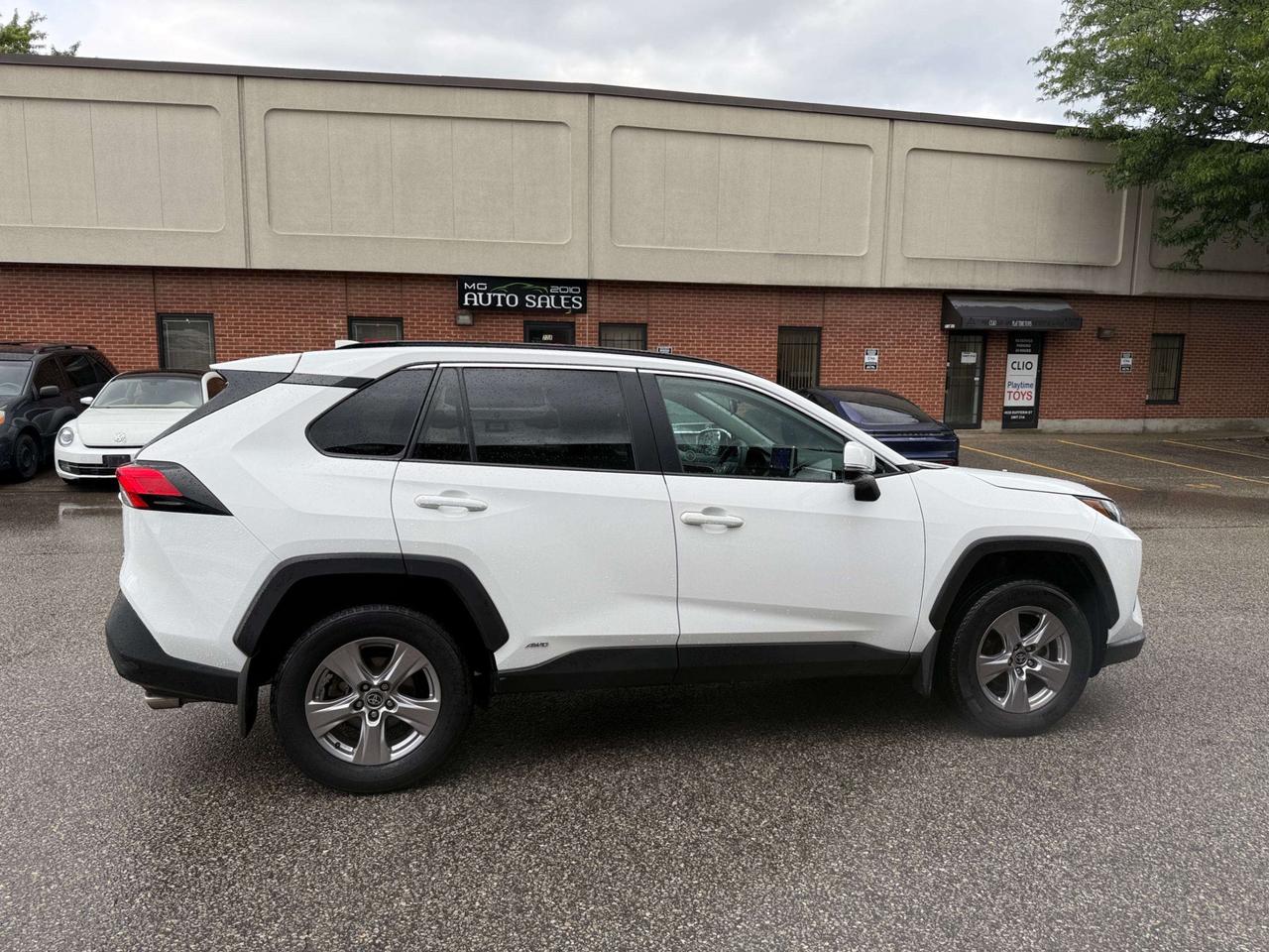 2025 Toyota RAV4 Hybrid XLE AWD, ONE OWNER, ACCIDENT FREE Photo
