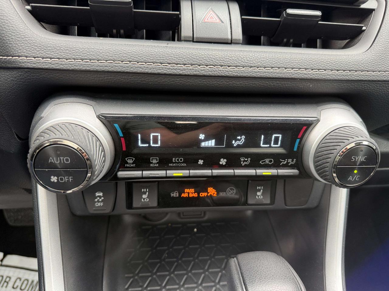 2025 Toyota RAV4 Hybrid XLE AWD, ONE OWNER, ACCIDENT FREE Photo