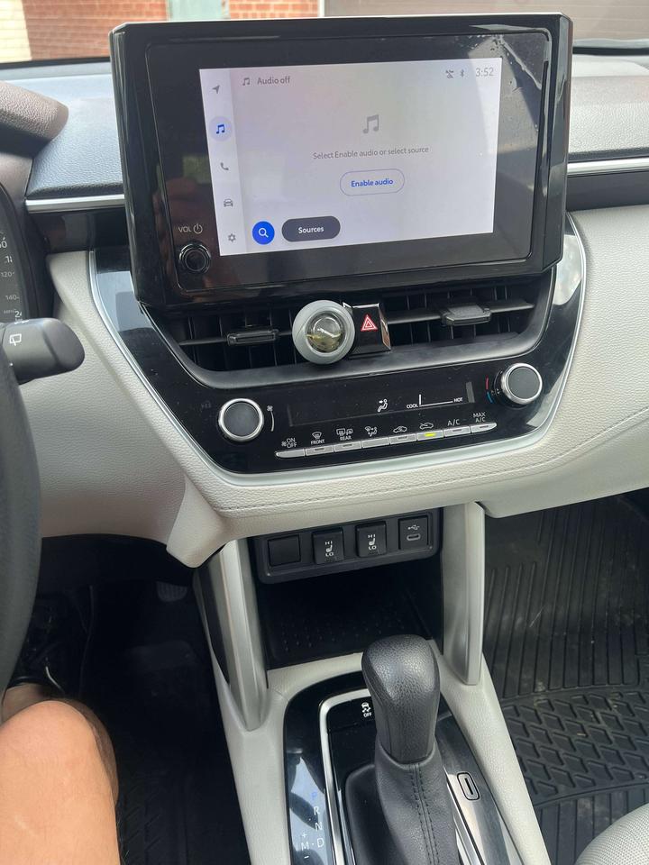 2024 Toyota Corolla Cross L AWD BACKUP CAMERA BLUE TOOTH APPLE CARPLAY Photo