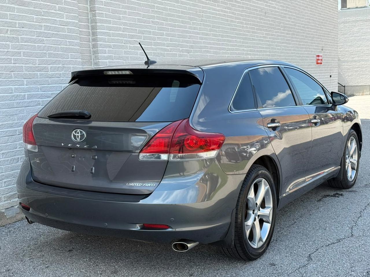2016 Toyota Venza LIMITED Photo