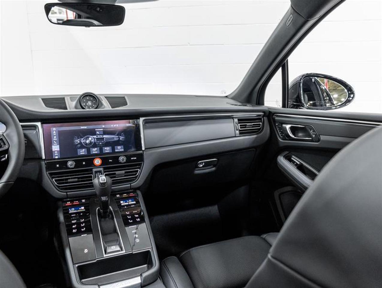 2026 Porsche Macan  Photo