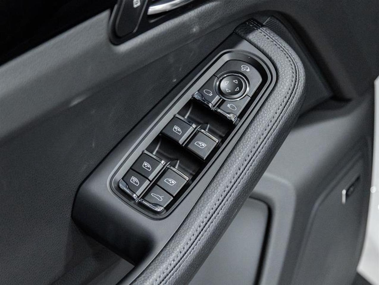 2026 Porsche Macan  Photo
