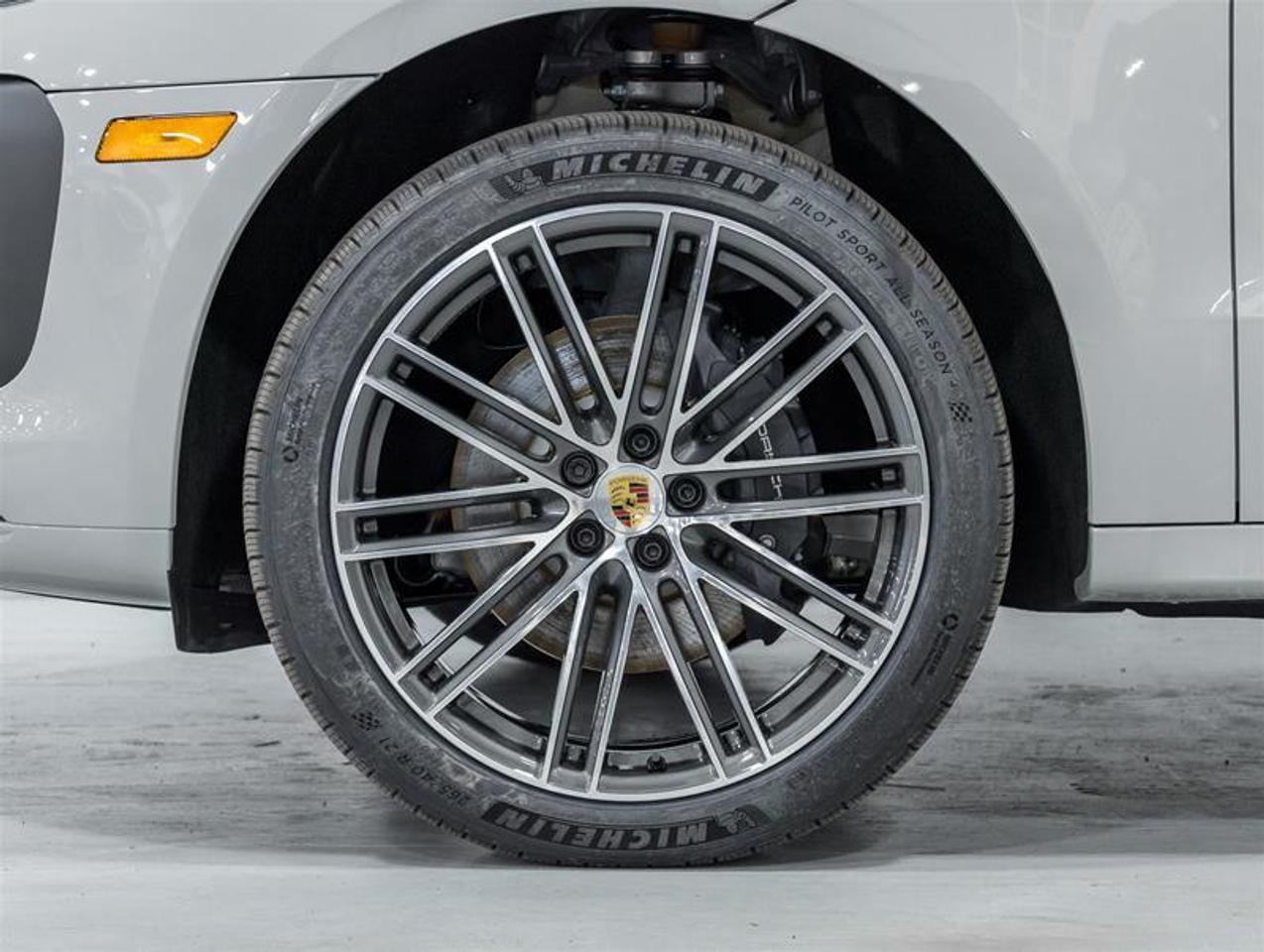 2026 Porsche Macan  Photo4