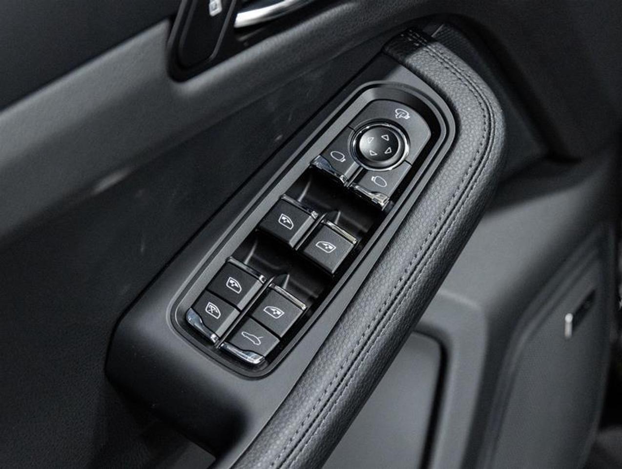 2026 Porsche Macan  Photo