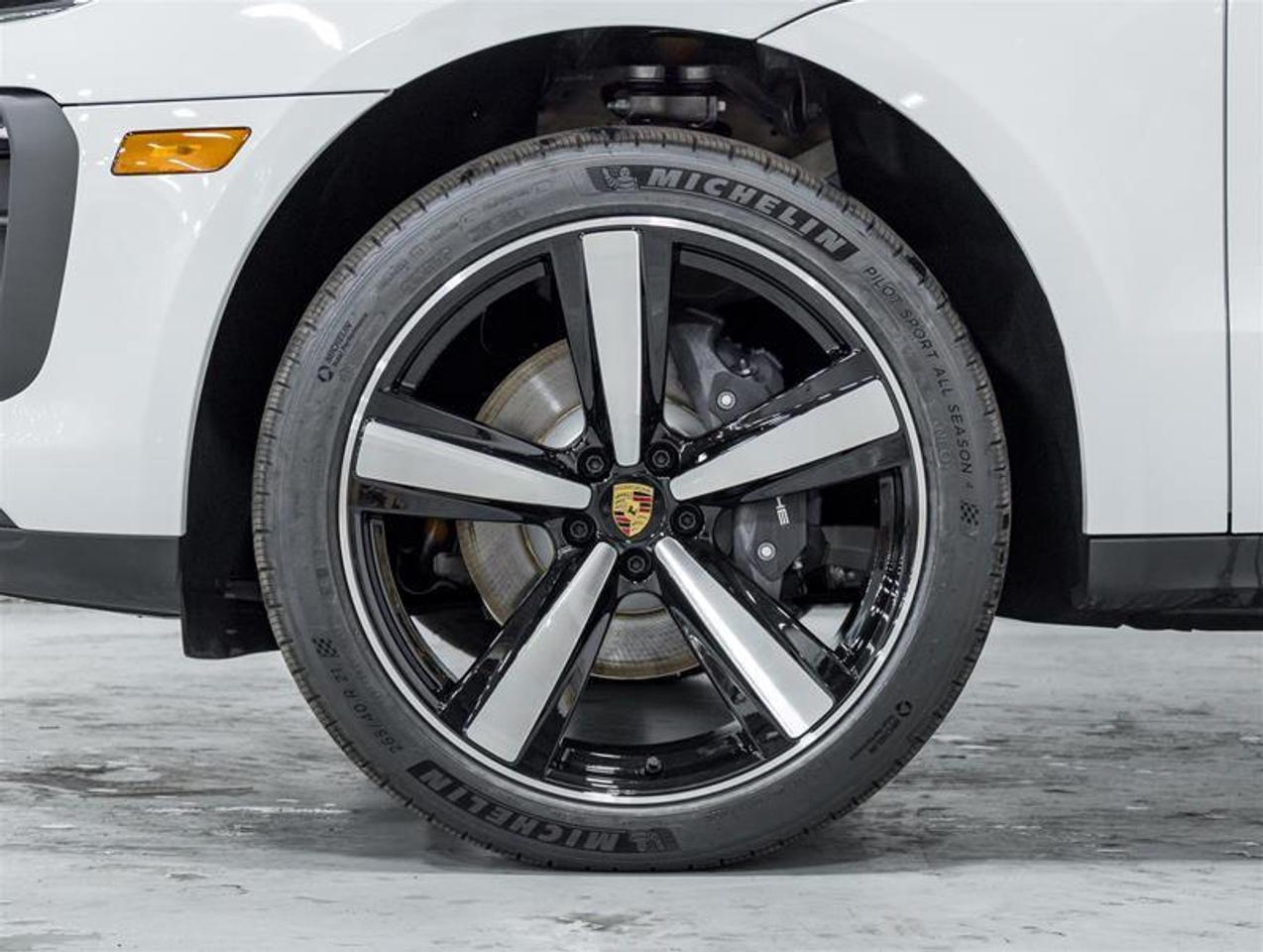2026 Porsche Macan  Photo4