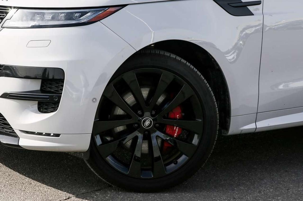 2025 Land Rover Range Rover Sport DYNAMIC SE 523 HP TWIN-TURBO V8   23 GLOSS BLACK WHEELS   BLACK PACK   MERIDIAN 3D   HEAD-UP DISPLAY Photo