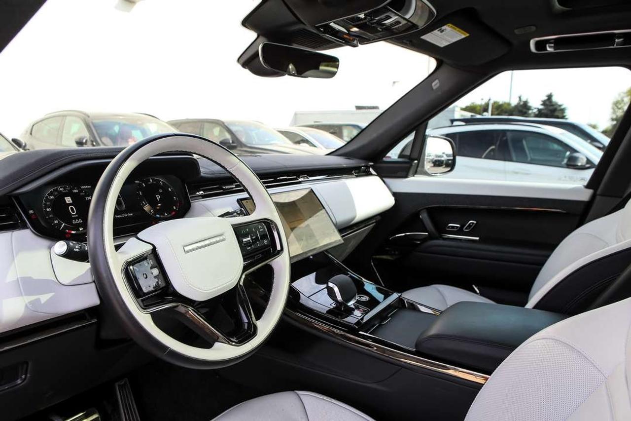 2025 Land Rover Range Rover Sport DYNAMIC SE 523 HP TWIN-TURBO V8   23 GLOSS BLACK WHEELS   BLACK PACK   MERIDIAN 3D   HEAD-UP DISPLAY Photo