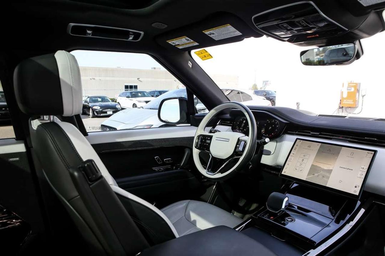 2025 Land Rover Range Rover Sport DYNAMIC SE 523 HP TWIN-TURBO V8   23 GLOSS BLACK WHEELS   BLACK PACK   MERIDIAN 3D   HEAD-UP DISPLAY Photo