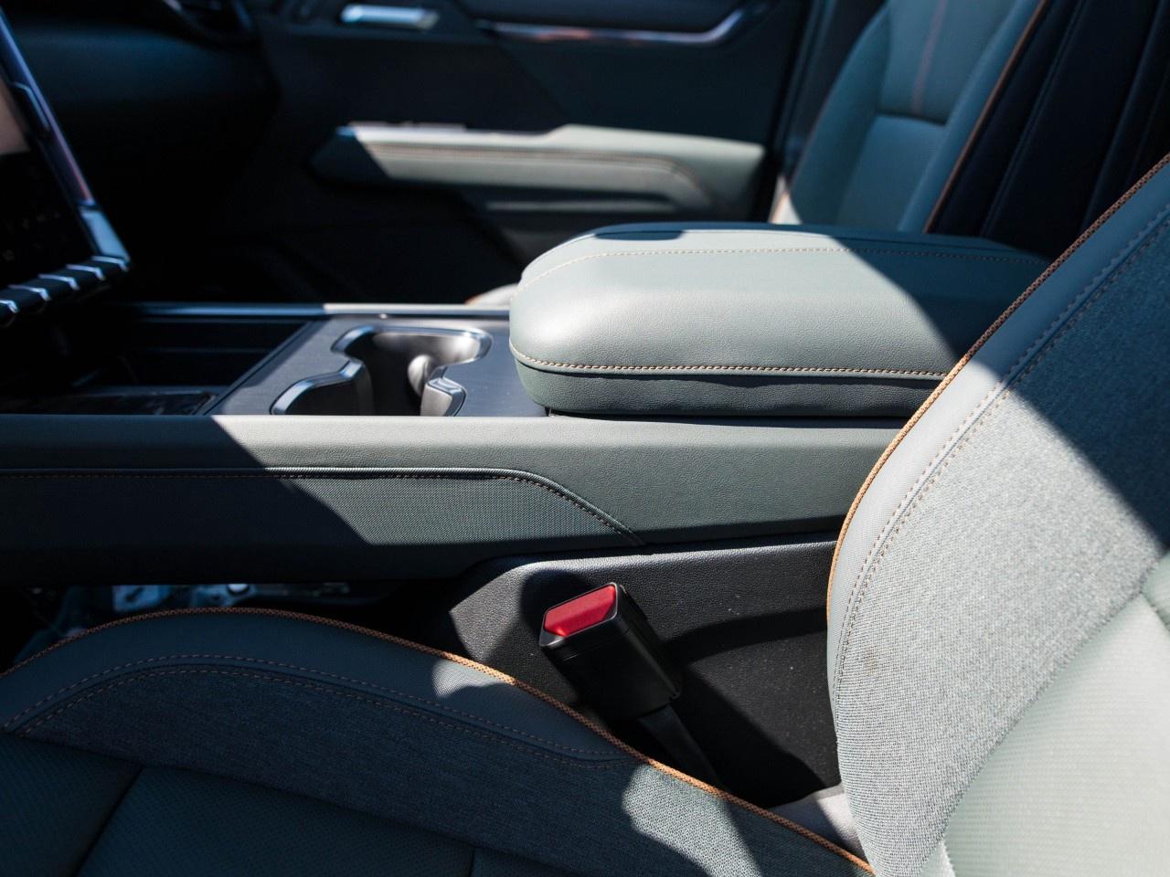 2027 GMC Acadia AWD AT4 Photo