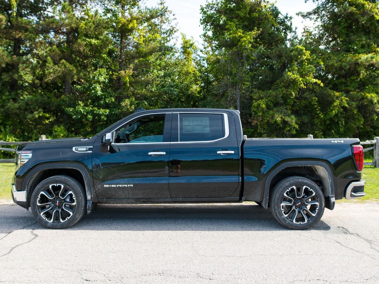 2026 GMC Sierra 1500 Crew Cab Short Box 4-Wheel Drive SLT Photo5