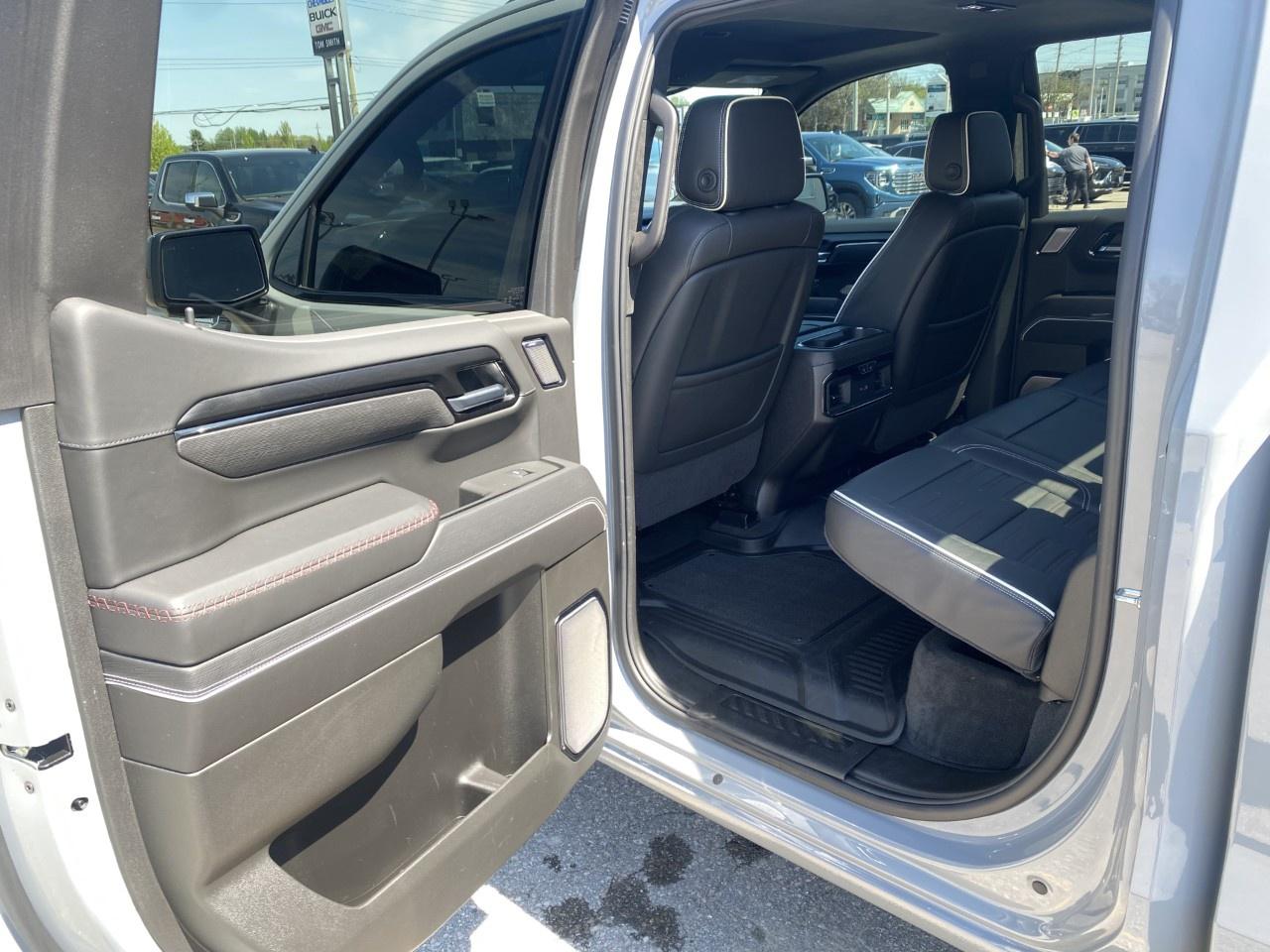 2025 GMC Sierra 1500 Crew Cab Short Box 4-Wheel Drive AT4X Photo