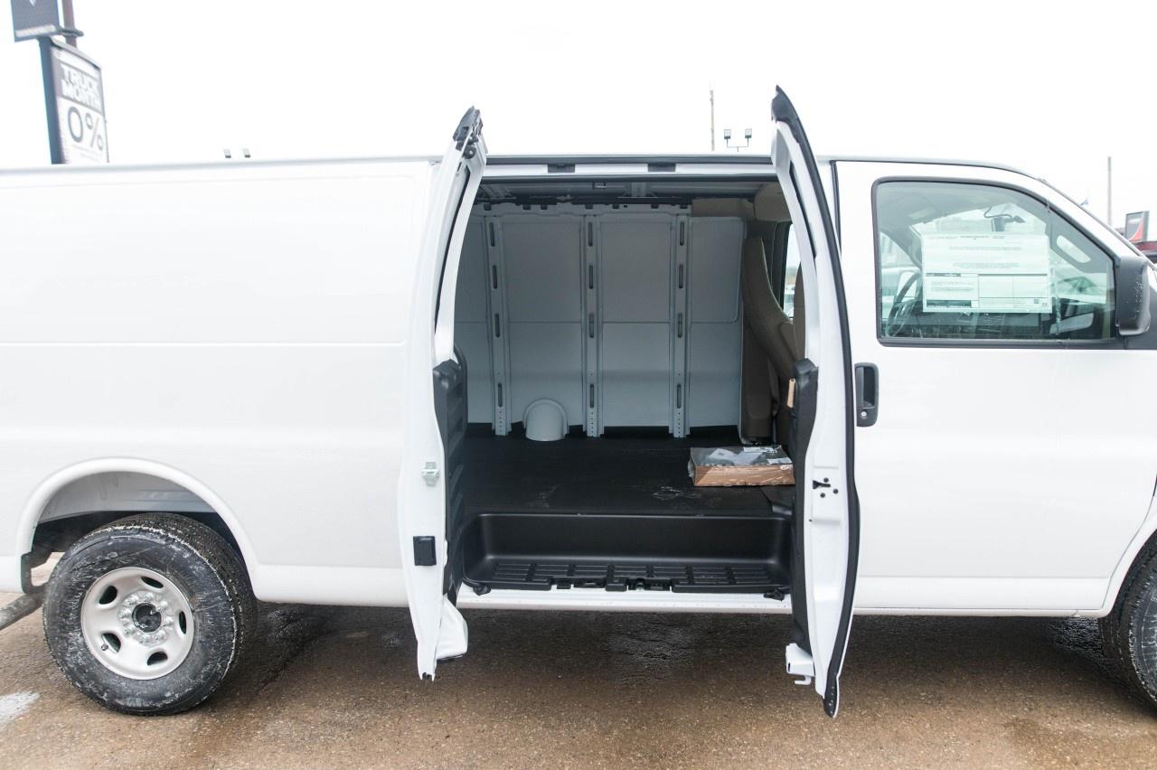 2026 Chevrolet Express Cargo Van 2500 Extended Wheelbase Rear-Wheel Drive Photo