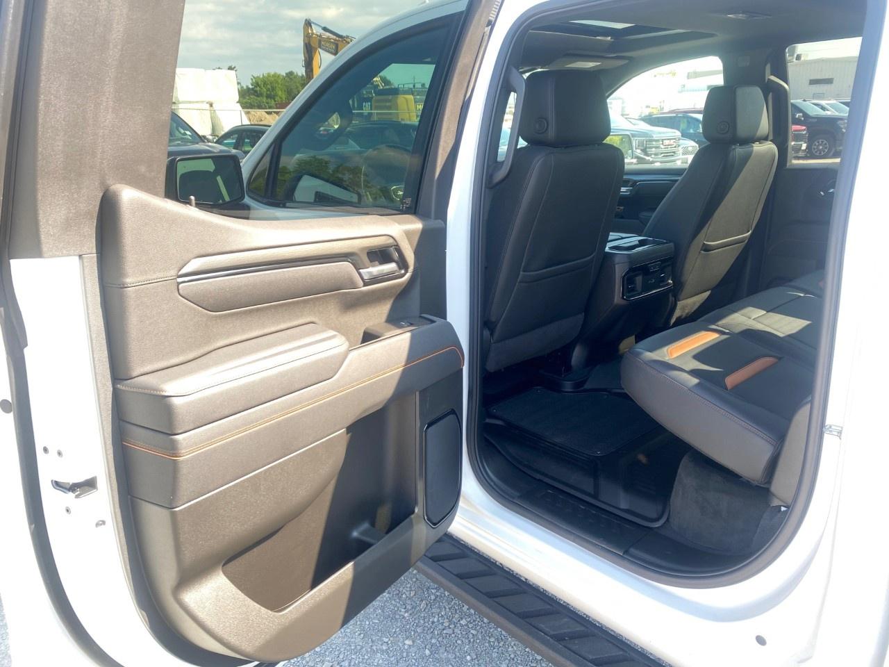2025 GMC Sierra 1500 Crew Cab Short Box 4-Wheel Drive AT4 Photo