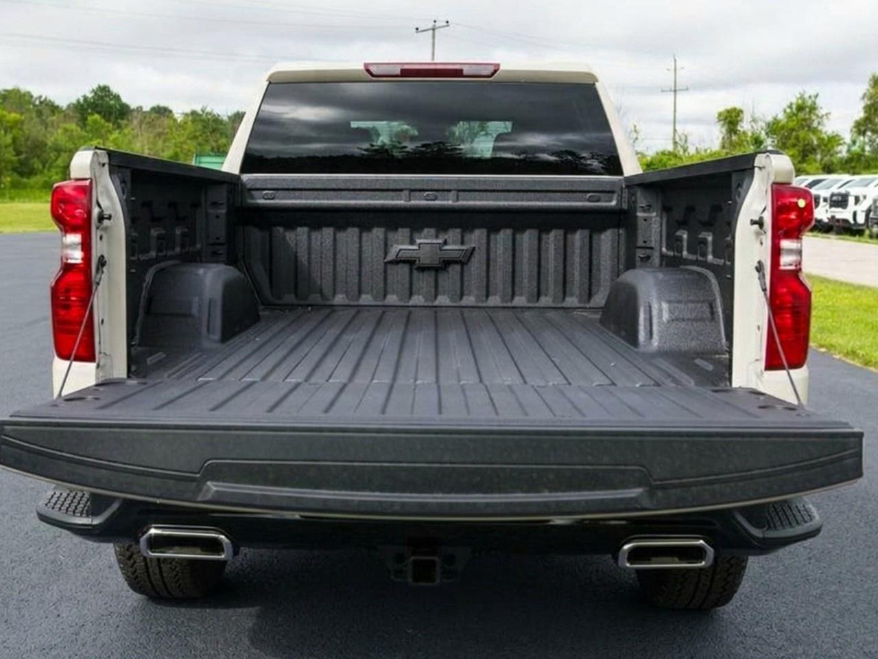 2026 Chevrolet Silverado 1500 Crew Cab Short Box 4-Wheel Drive Custom Trail Boss Photo3