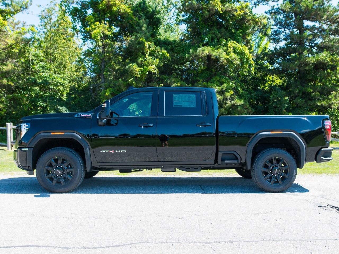 2026 GMC Sierra 3500HD 4WD Crew Cab Standard Box AT4 Photo5