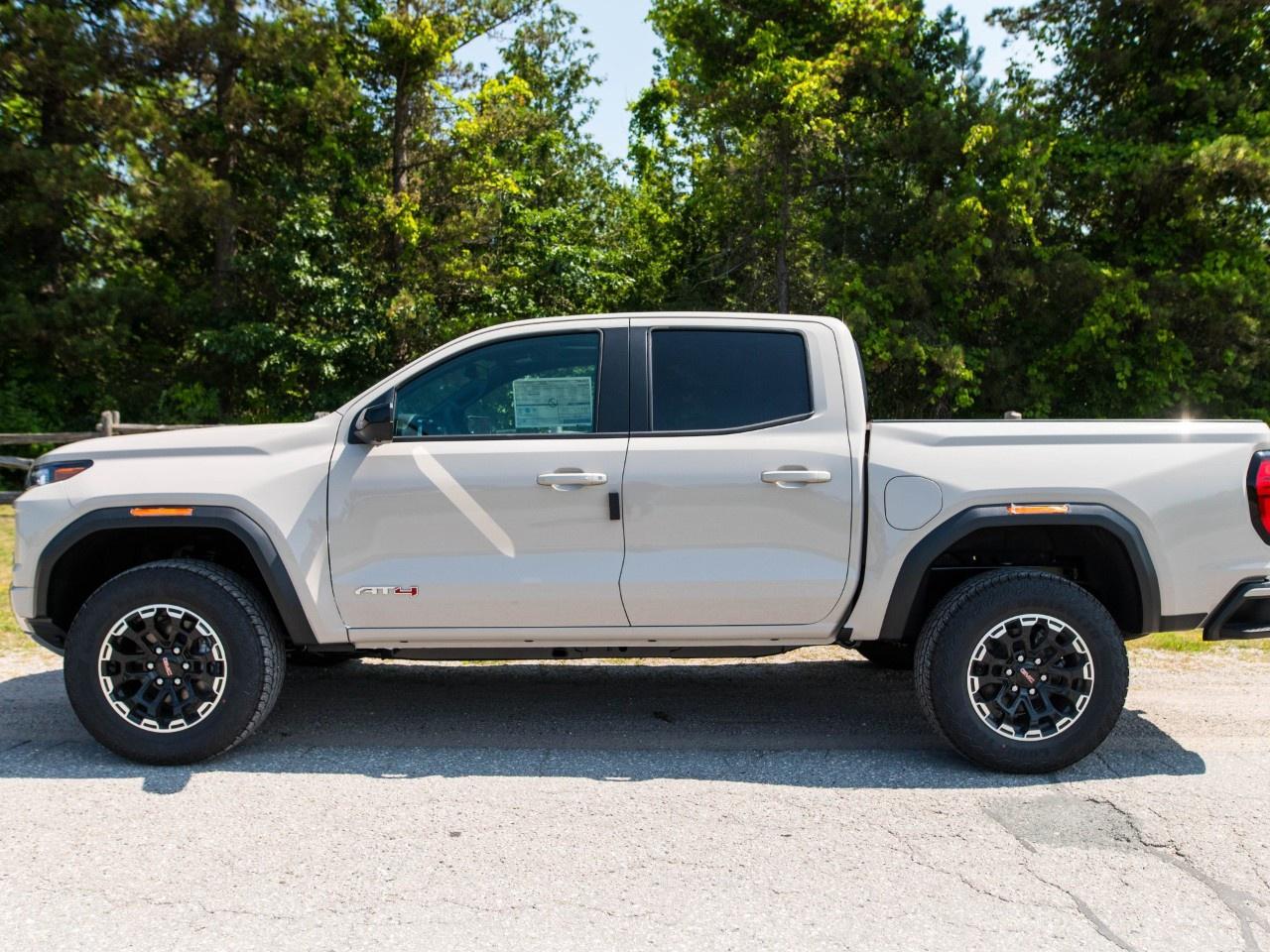 2026 GMC Canyon Crew Cab Short Box 4-Wheel Drive AT4 Photo5
