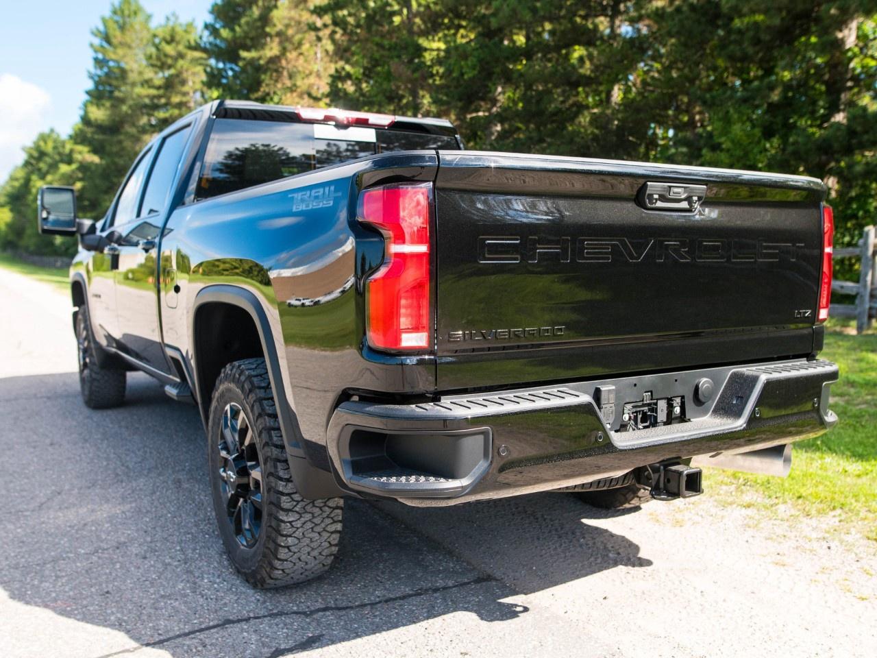 2026 Chevrolet SILVERADO 2500HD 4WD Crew Cab Standard Box LTZ Photo2