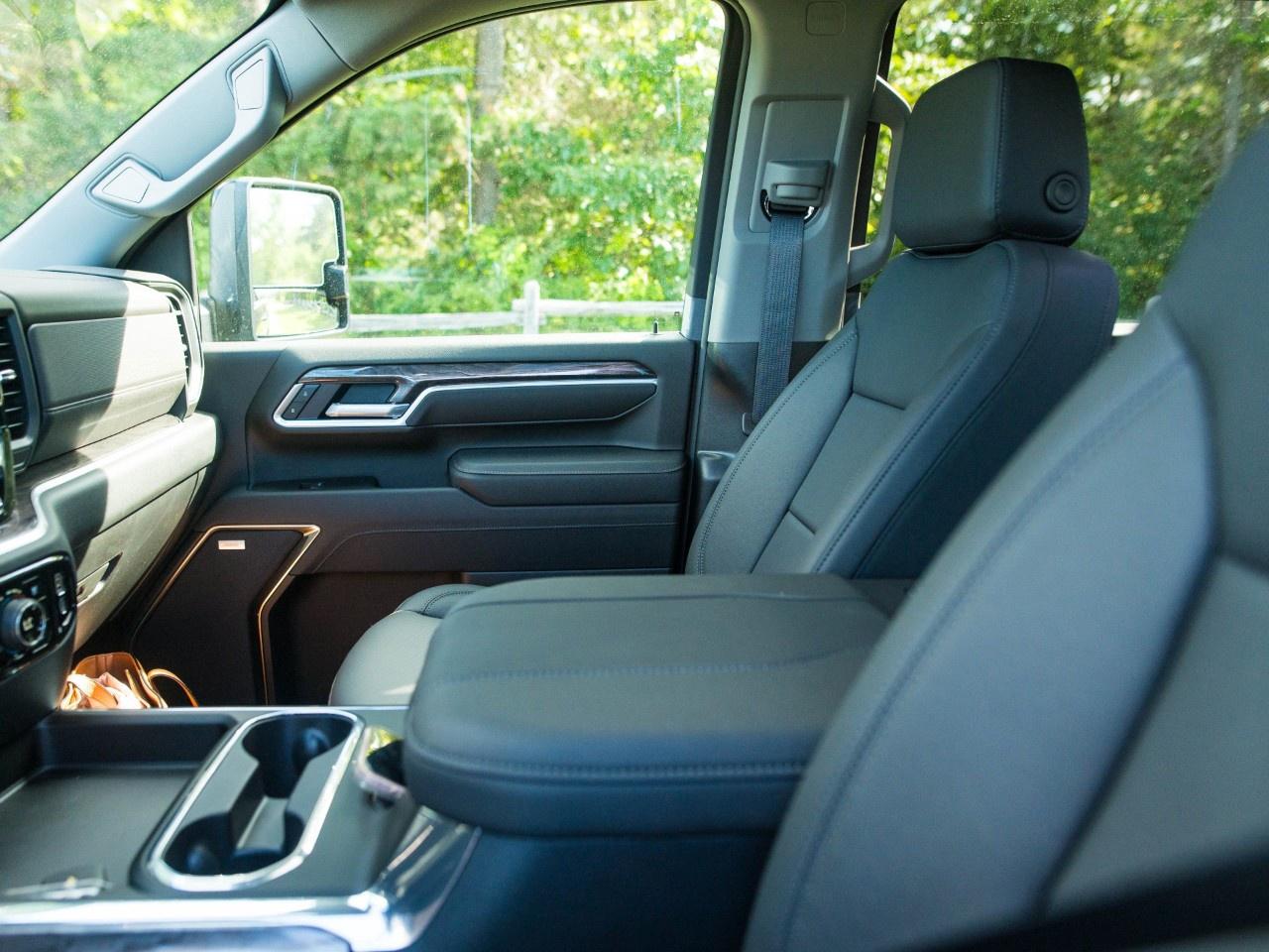 2026 Chevrolet SILVERADO 2500HD 4WD Crew Cab Standard Box LTZ Photo