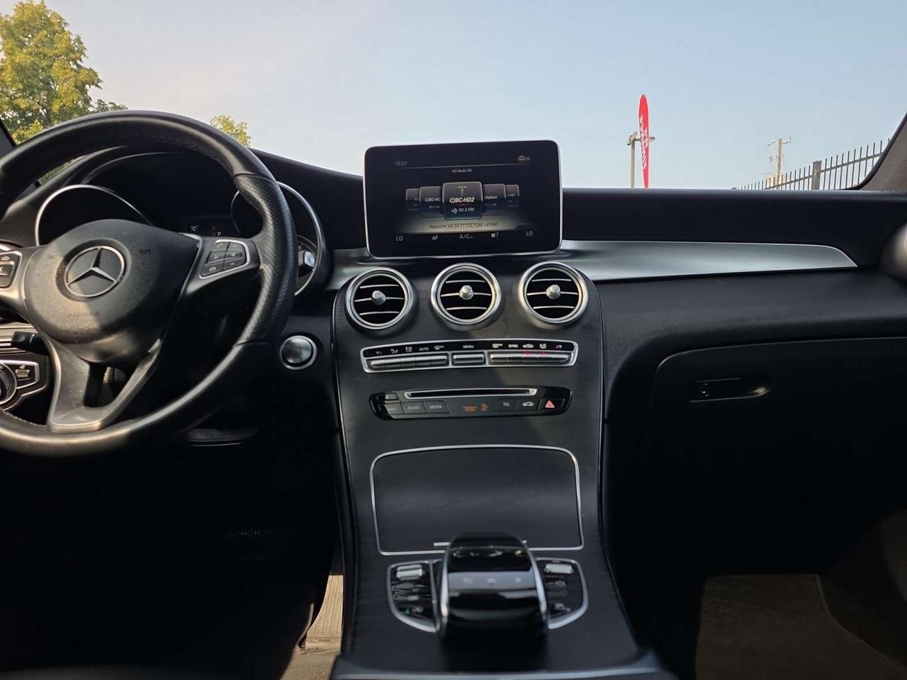 2019 Mercedes-Benz GLC GLC 300 4MATIC * NO ACCIDENTS / CAMERA / PANORAMIC / DRIVER ASSIST Photo
