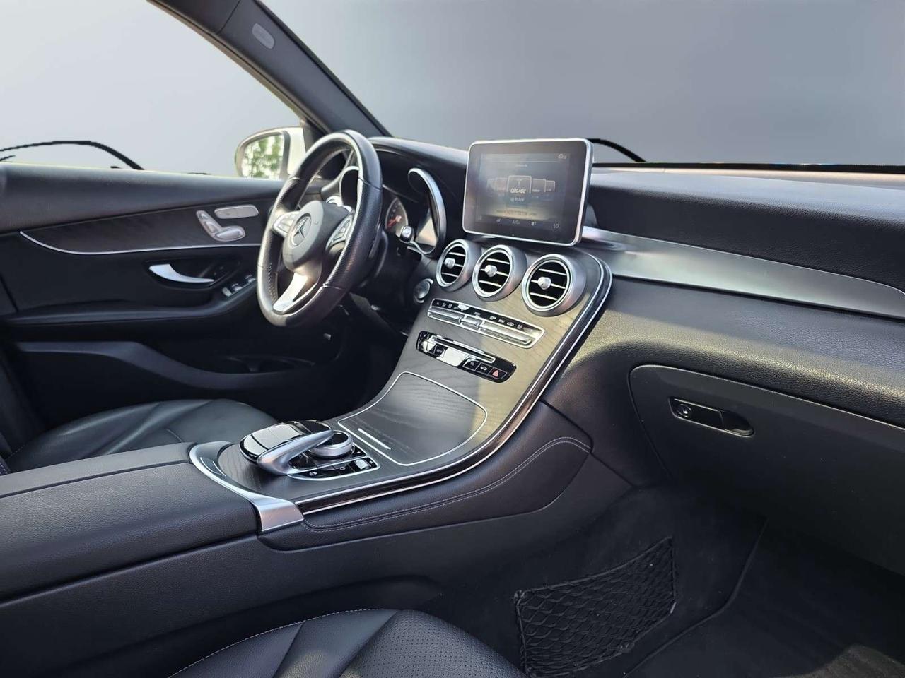 2019 Mercedes-Benz GLC GLC 300 4MATIC * NO ACCIDENTS / CAMERA / PANORAMIC / DRIVER ASSIST Photo