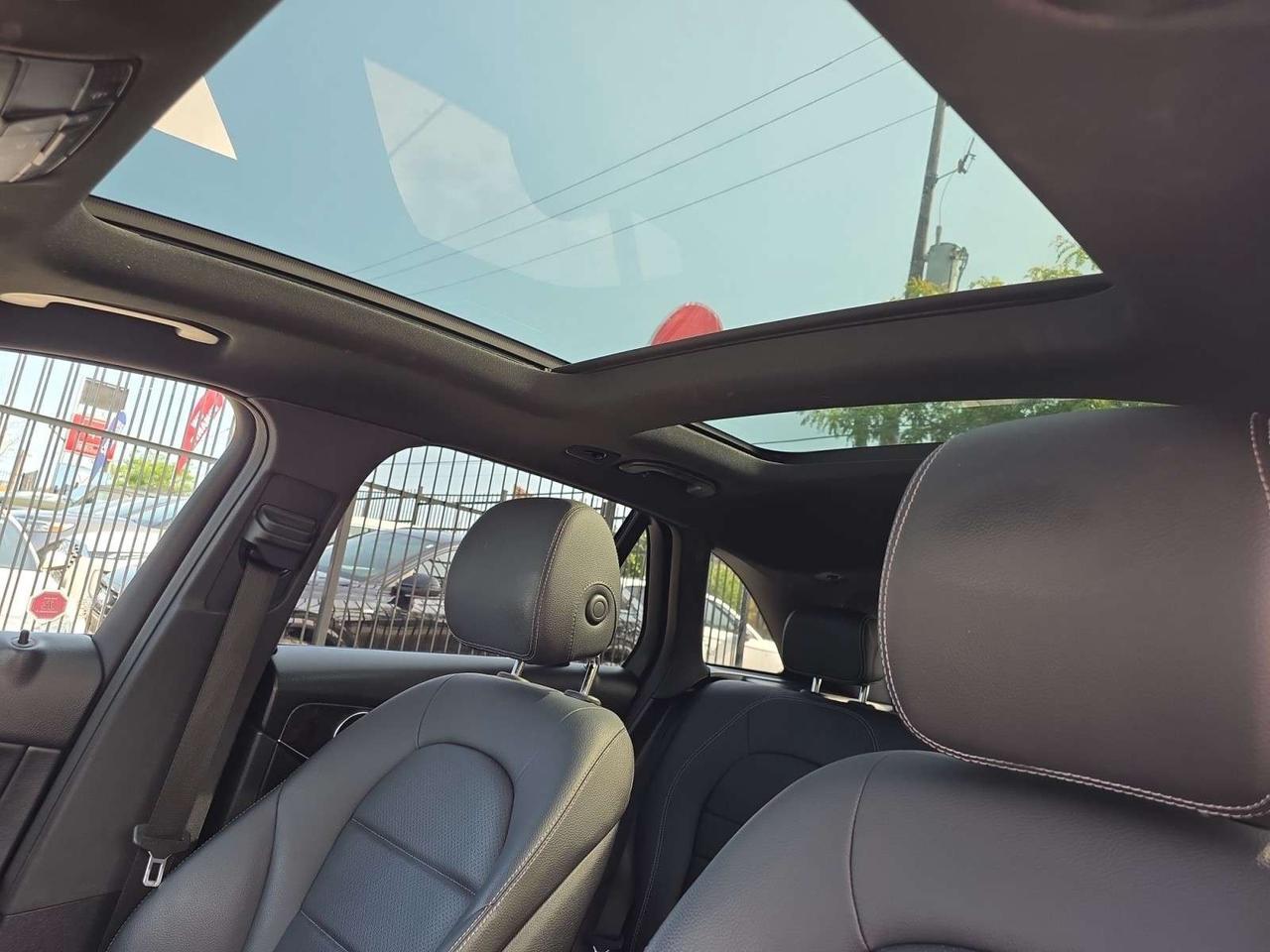 2019 Mercedes-Benz GLC GLC 300 4MATIC * NO ACCIDENTS / CAMERA / PANORAMIC / DRIVER ASSIST Photo