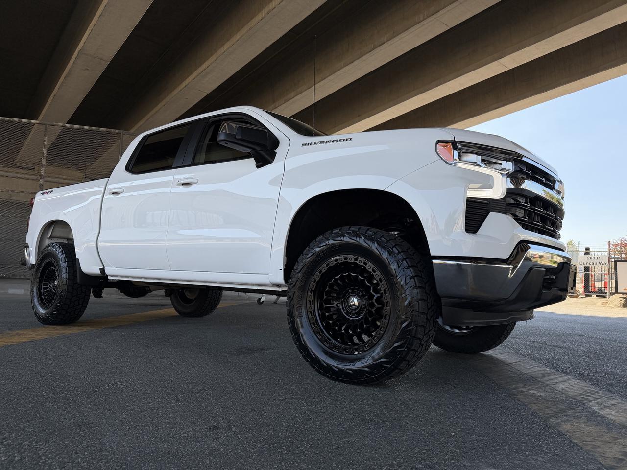 2025 Chevrolet Silverado 1500 LT V8 4WD PWR HEAT LEATHR NAVI 4" LIFT 35" NITTOS - Photo #1