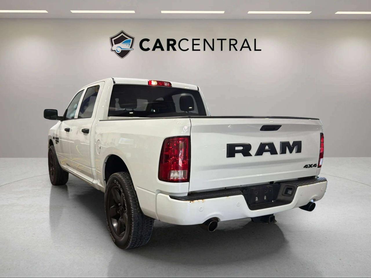 2022 RAM 1500 EXPRESS | CLEAN CARFAX | 1 OWNER | HEMI | LOW KMS Photo