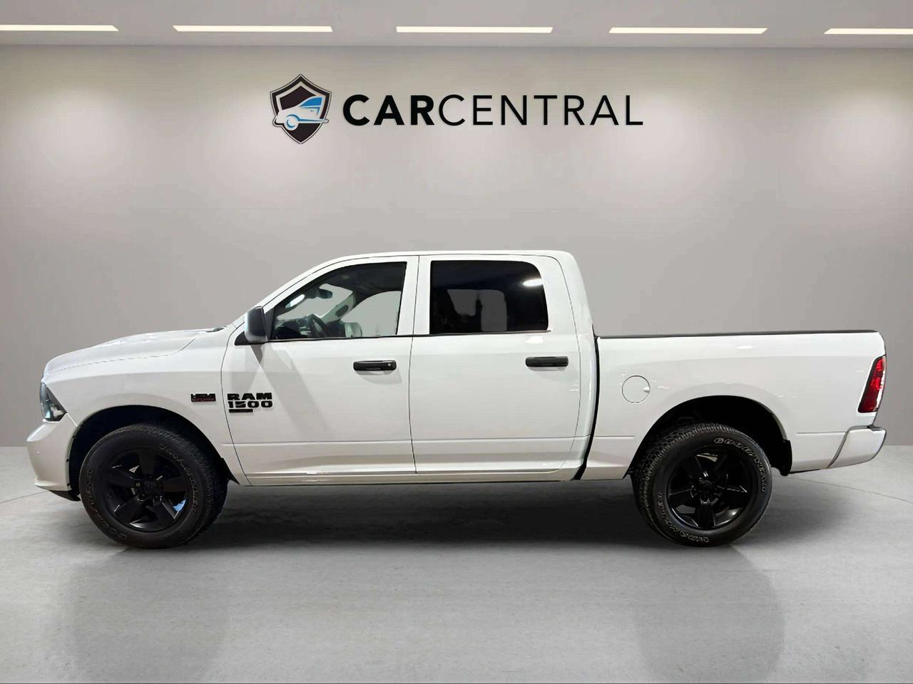 2022 RAM 1500 EXPRESS | CLEAN CARFAX | 1 OWNER | HEMI | LOW KMS Photo