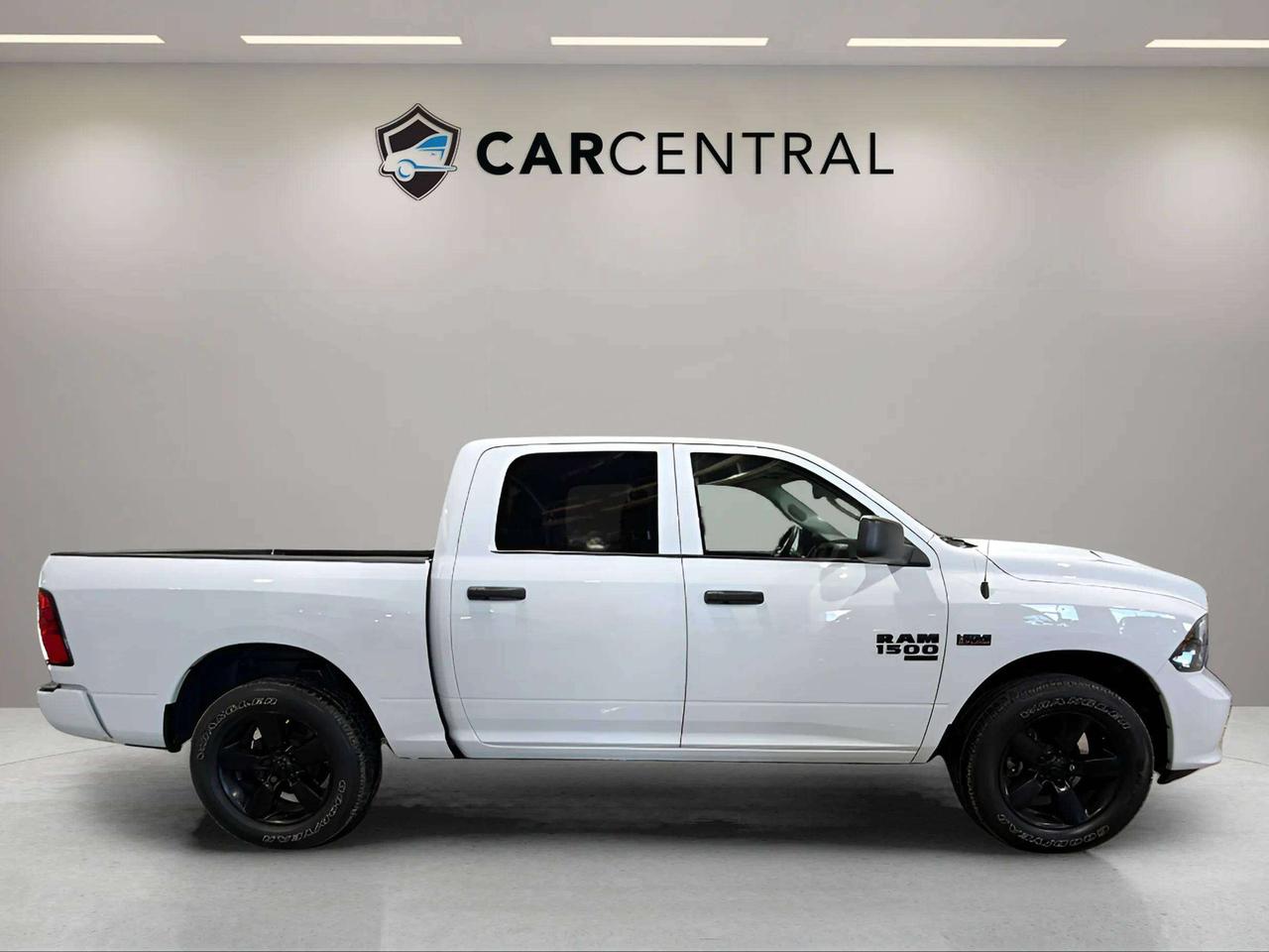 2022 RAM 1500 EXPRESS | CLEAN CARFAX | 1 OWNER | HEMI | LOW KMS Photo
