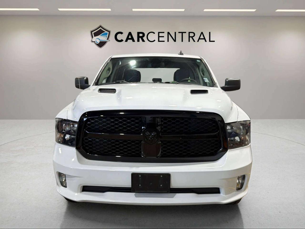 2022 RAM 1500 EXPRESS | CLEAN CARFAX | 1 OWNER | HEMI | LOW KMS Photo