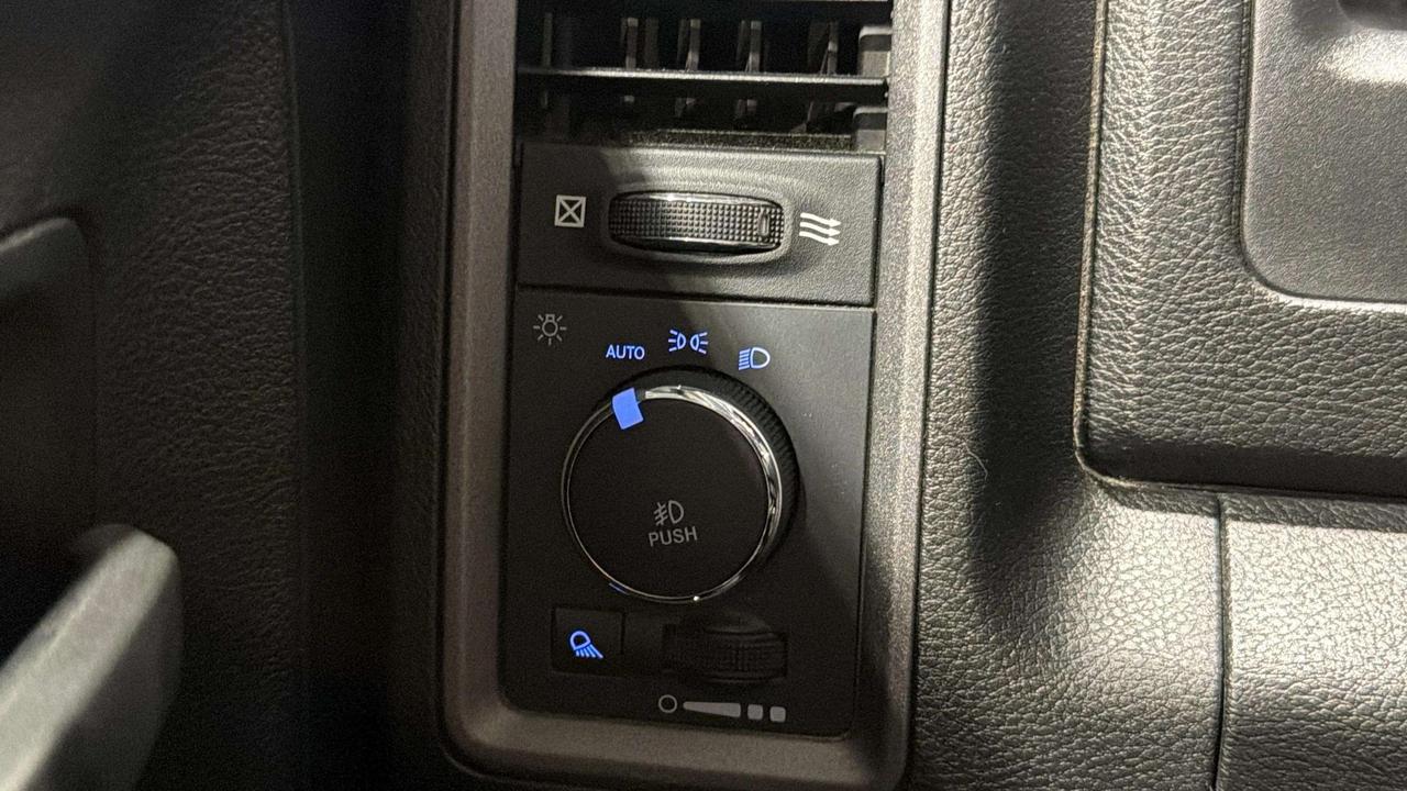 2022 RAM 1500 EXPRESS | CLEAN CARFAX | 1 OWNER | HEMI | LOW KMS Photo