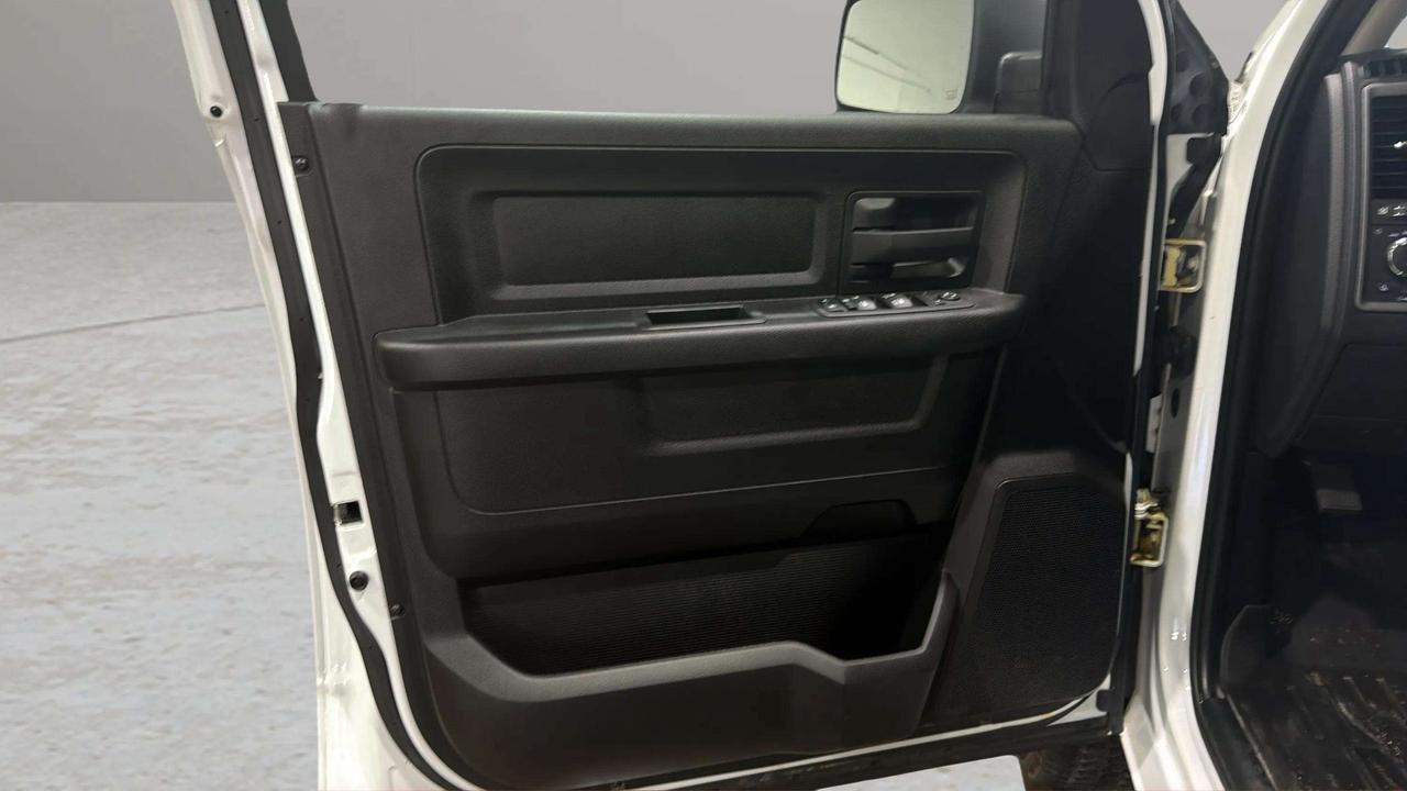 2022 RAM 1500 EXPRESS | CLEAN CARFAX | 1 OWNER | HEMI | LOW KMS Photo