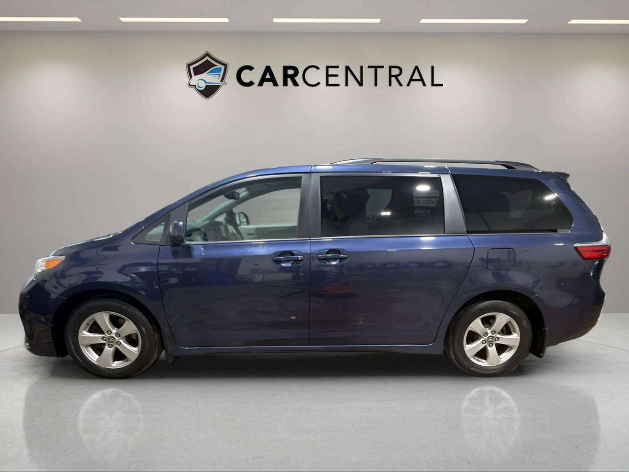 2020 Toyota Sienna LE |CLEAN CARFAX|LOW KMS |HEATED SEATS | BACK UP Photo1
