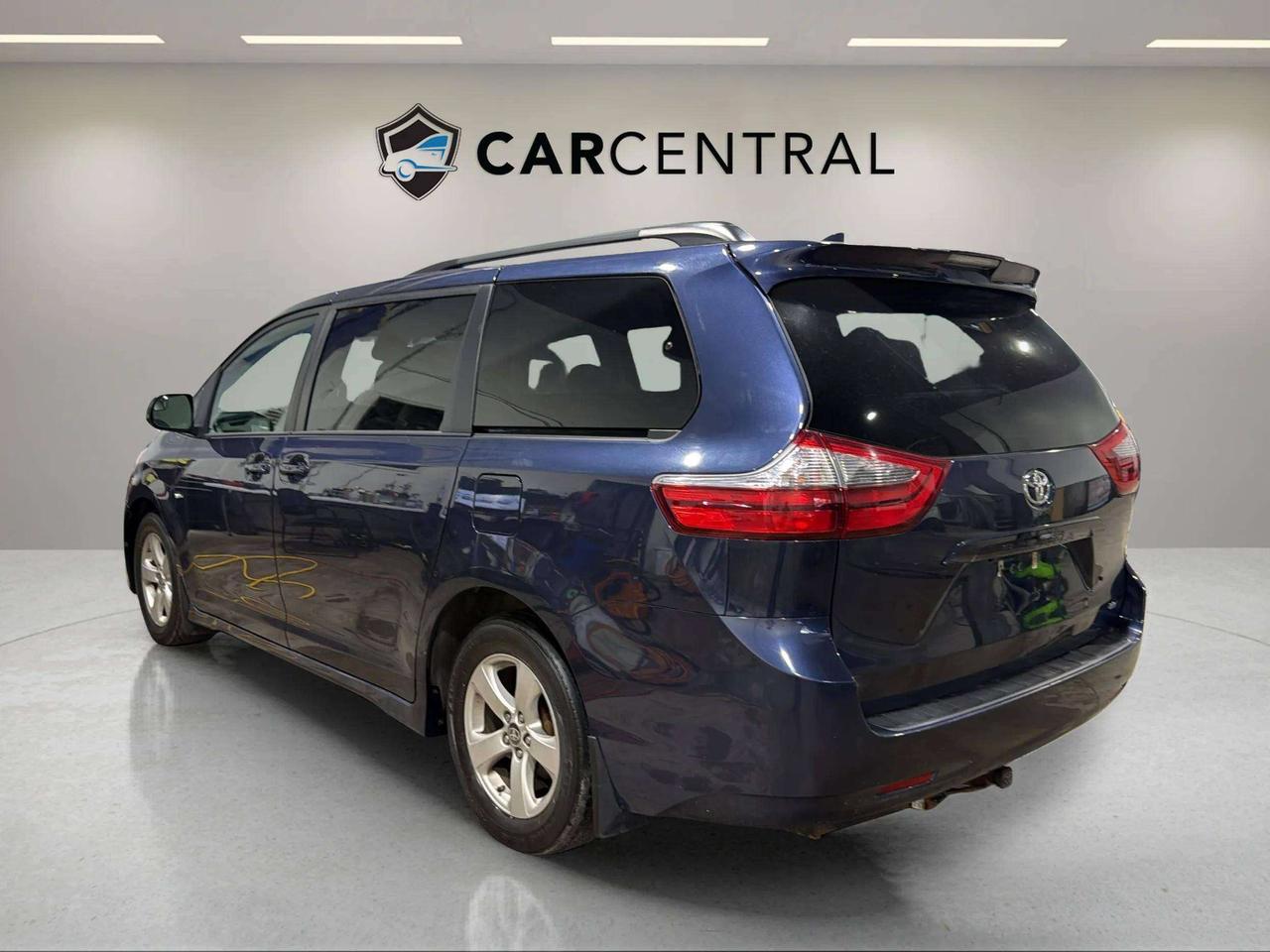 2020 Toyota Sienna LE |CLEAN CARFAX|LOW KMS |HEATED SEATS | BACK UP Photo2