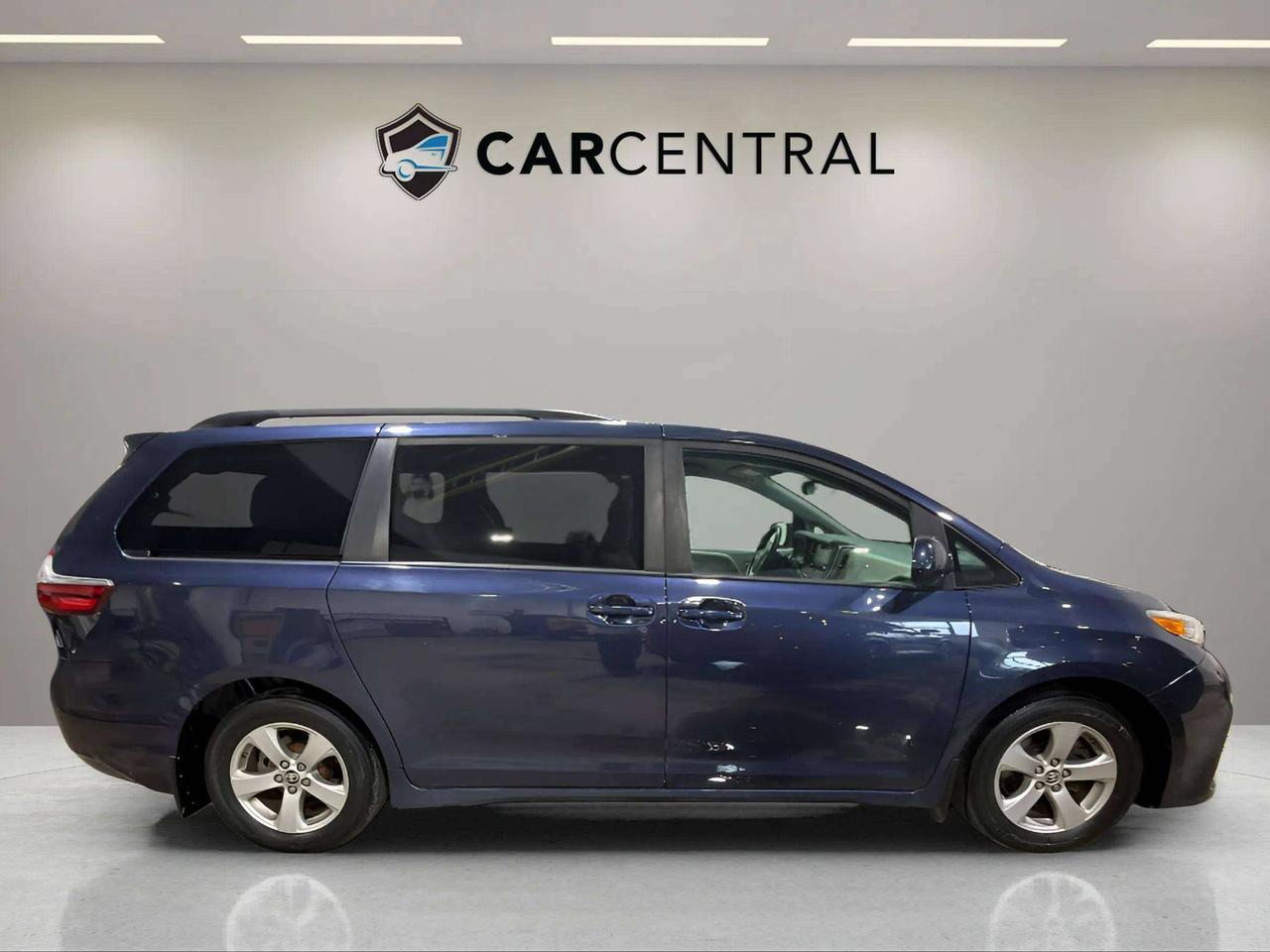 2020 Toyota Sienna LE |CLEAN CARFAX|LOW KMS |HEATED SEATS | BACK UP Photo