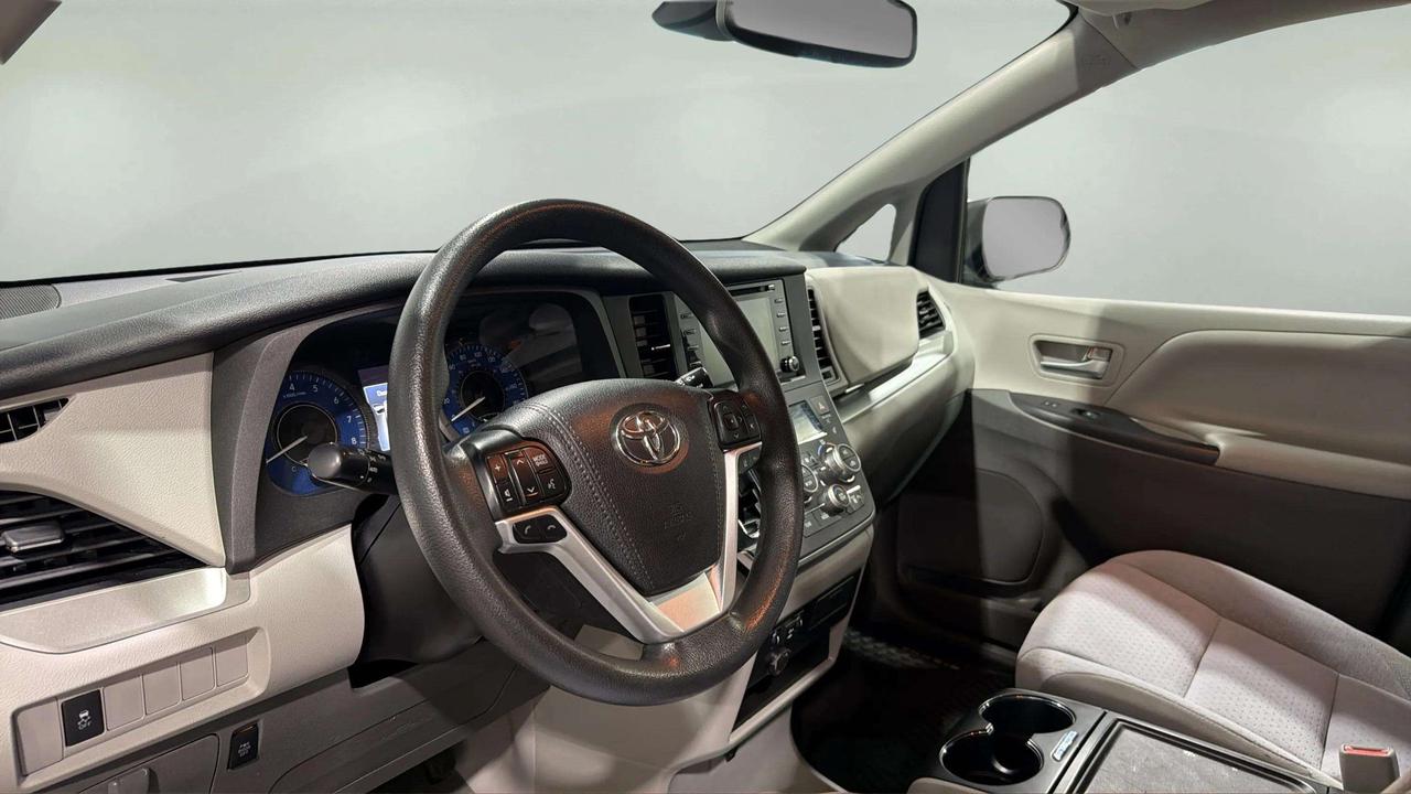 2020 Toyota Sienna LE |CLEAN CARFAX|LOW KMS |HEATED SEATS | BACK UP Photo