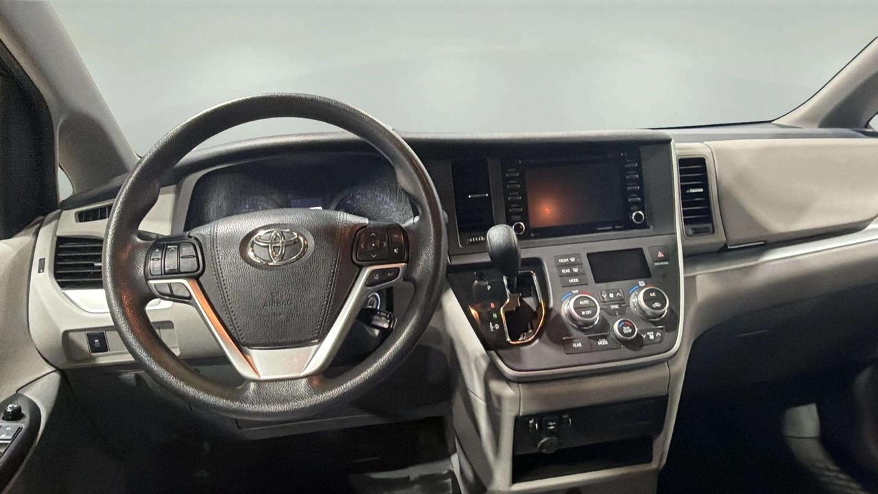 2020 Toyota Sienna LE |CLEAN CARFAX|LOW KMS |HEATED SEATS | BACK UP Photo
