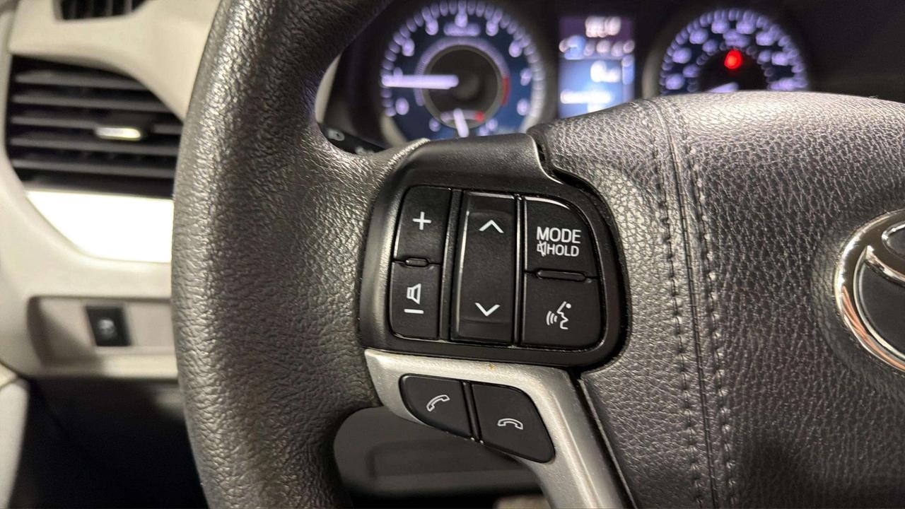 2020 Toyota Sienna LE |CLEAN CARFAX|LOW KMS |HEATED SEATS | BACK UP Photo