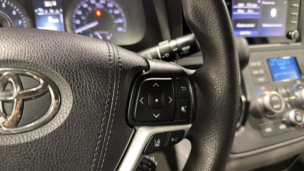 2020 Toyota Sienna LE |CLEAN CARFAX|LOW KMS |HEATED SEATS | BACK UP Photo